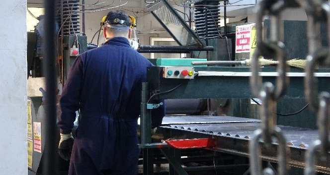 Osmanlı saraylarının vazgeçilmezi ’kurşun’un dökümü ve çatılara kaplanması işte böyle yapılıyor