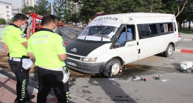 Karaman’da tarım işçilerini taşıyan minibüs devrildi: 4 yaralı