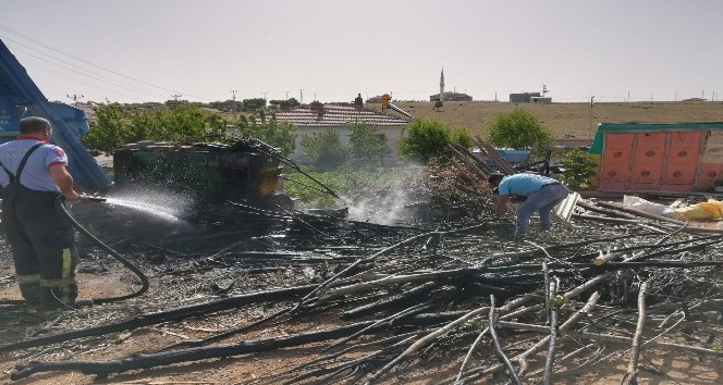 Karaman’da bahçede bulunan odunlar tutuşarak yandı