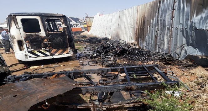 Karaman’da hurdalıkta çıkan yangında 3 araç zarar gördü
