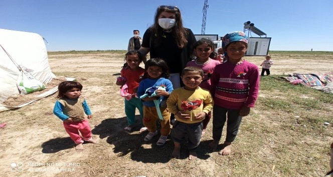 NEVÜ Gökkuşağı ekibi minik yürekleri sevindirdi