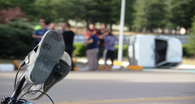 Bisikletli çocuğa çarpmamak için otomobiliyle takla attı: 3 yaralı