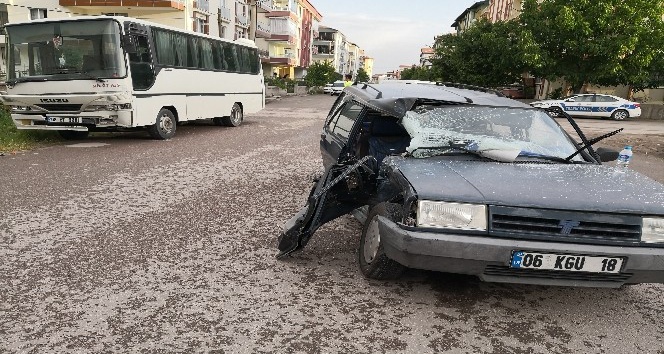 Minibüs ile otomobil çarpıştı: 3 yaralı