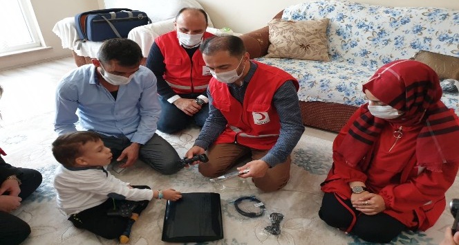 (ÖZEL) Kızılay ekiplerinden küçük Yiğit’e anlamlı hediye