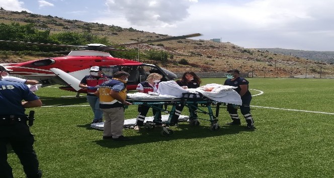 Asırlık nine, ambulans helikopterle sevk edildi