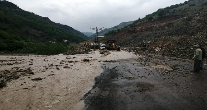 Giresun’da  sağanak yağış karayolunu ulaşıma kapattı