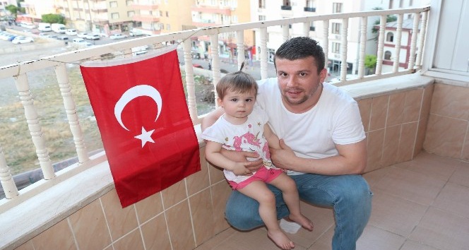 Siirtli baba, kızını bayrak sevgisiyle büyütüyor