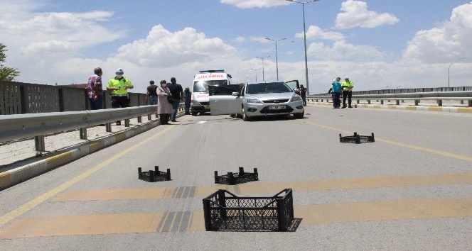 Karaman’da yola düşen plastik kasalar kazaya yol açtı