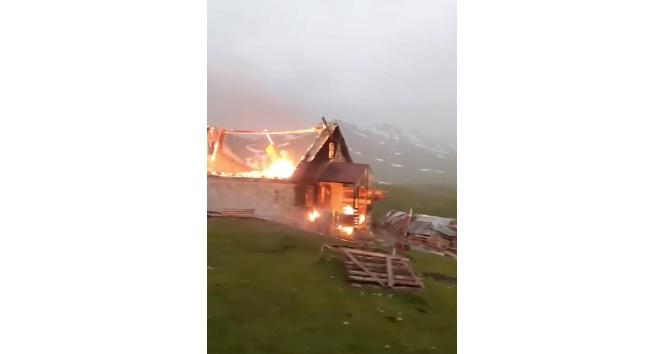 Yaylada yıldırım düşen ev yandı