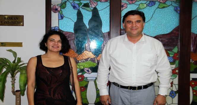 Sanatçı Göksel’den Karaca’ya ziyaret