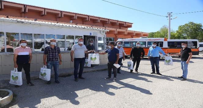 Karaman Belediyesinin esnafa koruyucu malzeme dağıtımı sürüyor