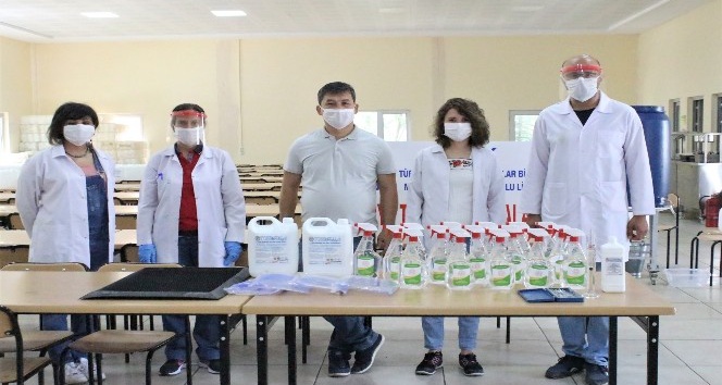 Meslek lisesi öğretmenleri LGS için seri ‘dezenfektan’ üretimine başladı
