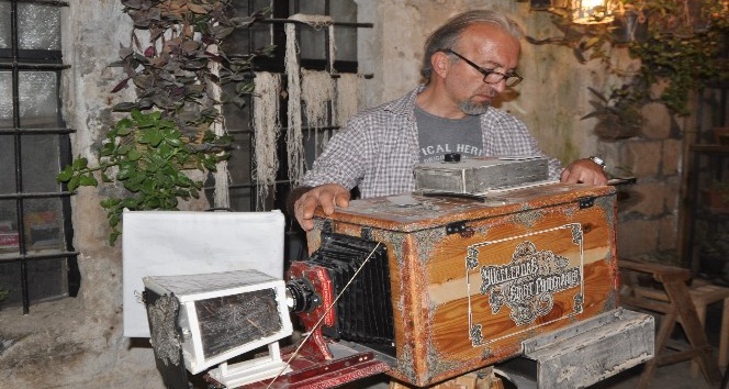 Kendi yaptığı körüklü fotoğraf makinesi ile siyah beyaz fotoğraf tutkunlarına geçmişi yaşatıyor