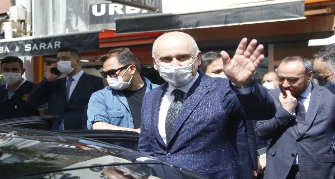 Ulaştırma Bakanı Karaismailoğlu esnafı gezdi