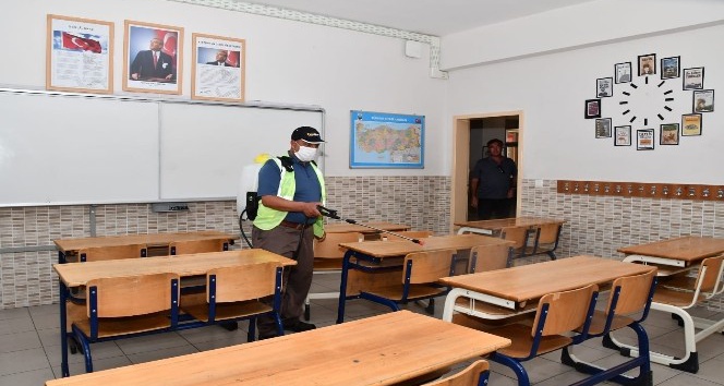 Aksaray Belediyesi sınav öncesinde okulları dezenfekte ediyor