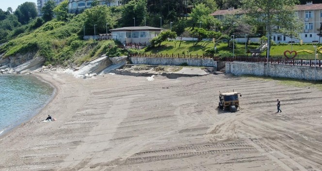 Karadeniz sahilleri kum temizleme aracı ile temizleniyor