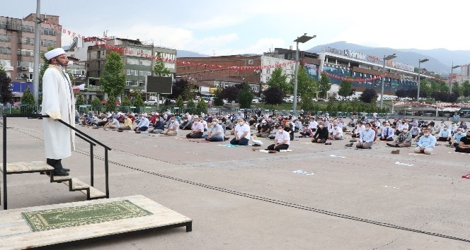 Karabük’te cuma namazı meydanda kılındı