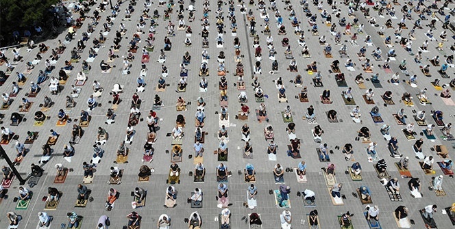 Esenyurt Meydanı'nda binlerce kişi cuma namazında buluştu