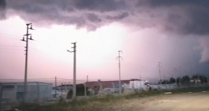 Yağmur öncesi şimşeklerden görsel şölen