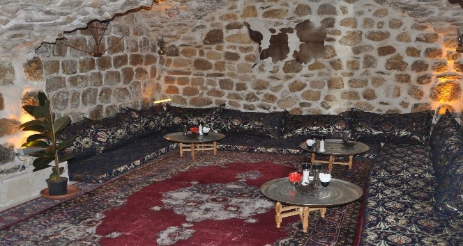 İçinden 17 traktör çöp çıkartılan metruk binaya girenler çıkmak istemiyor