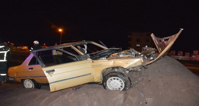 Otomobil kum yığınına çarptı: 1 ölü, 3 yaralı