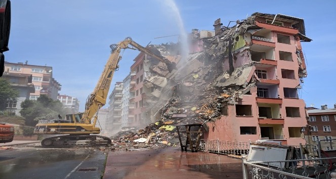 Kolonlarında çatlak tespit edilen 11 katlı bina yıkılıyor