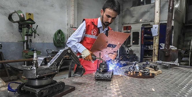 Atık malzemelerden iş makinesi, tank, uçak ve motor maketleri yaptı
