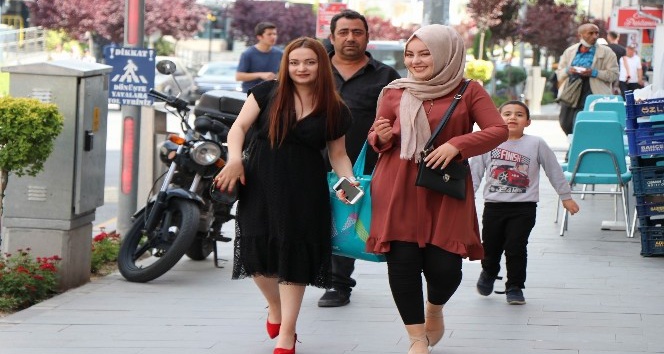 Nevşehir’de vatandaşlar maskeyi dekor olarak kullanıyor