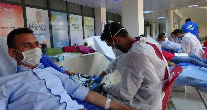 Ardahan’da Gençlik Merkezi personelinden Türk Kızılay’a kan bağışı