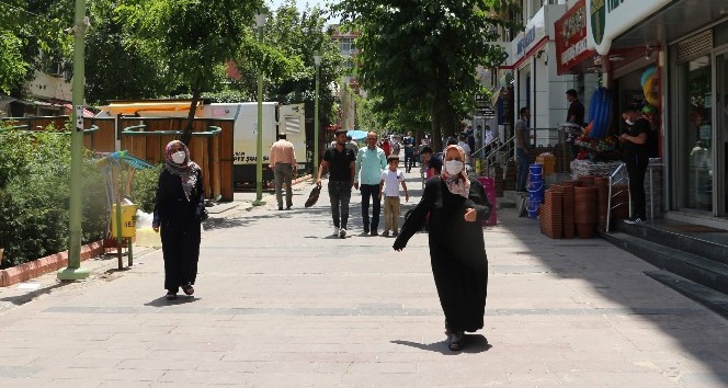 Siirt’te yasağa rağmen vatandaşların çoğu maskesiz dolaşıyor