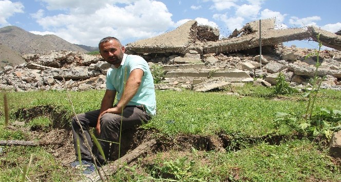Bingöl’de deprem sonrası oluşan yarıklar dikkat çekti