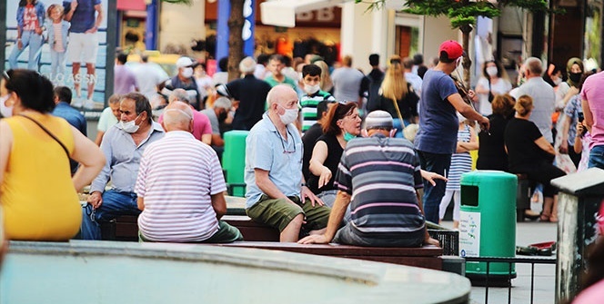 Antalya’da maske var, sosyal mesafe yok