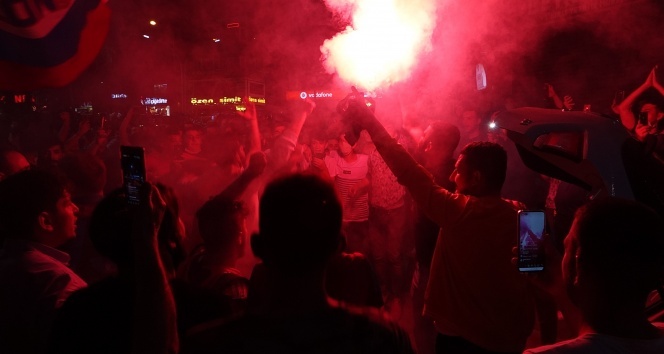 Trabzonspor taraftarı 23 yıl sonra gelen galibiyeti kutladı