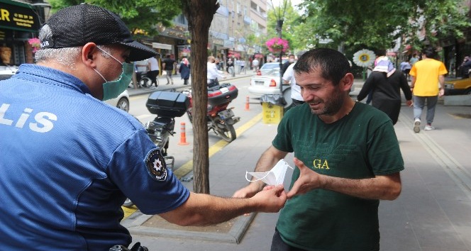 Polisten ’maskem yok’ bahanesine karşı önlem: Cebindeki maskeleri dağıttı