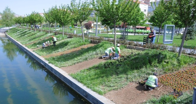 Belediye Park Bahçeler Müdürlüğü, şehir güzelleştirme çalışmalarını sürdürüyor