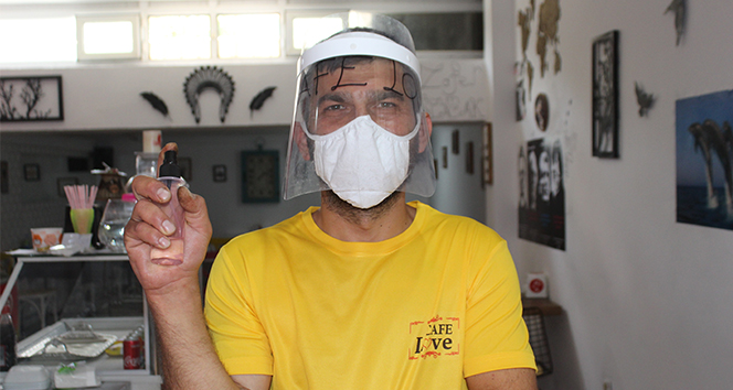 Korona beni bulsun diyen vatandaş, artık maske ve siperlikle dolaşıyor