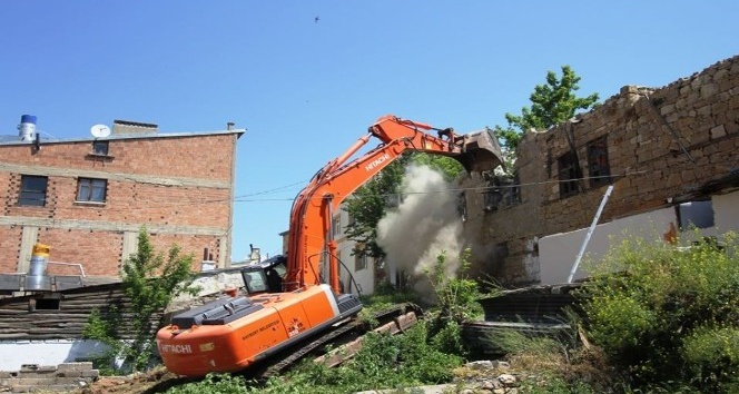 Bayburt’ta harabe binalar yıkılıyor
