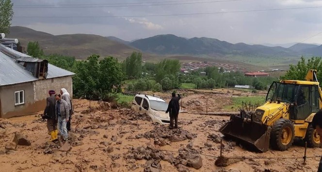 Bingöl’de dere taştı, evler ve araziler zarar gördü