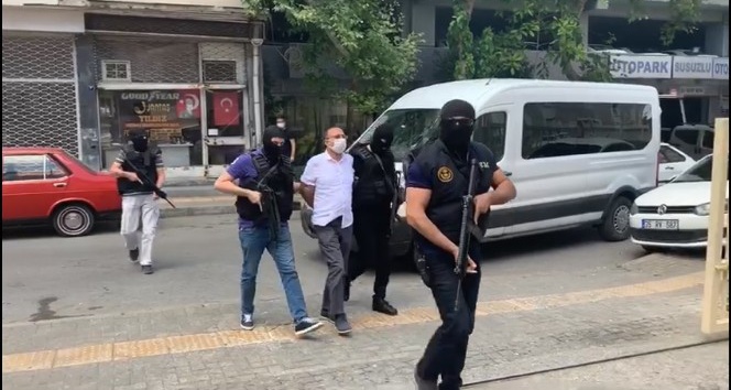 İnterpol tarafından kırmızı bültenle aranan ve terör örgütü DHKP/C’nin kasası olduğu ifade edilen M.S.D., İzmir’in Balçova ilçesindeki hücre evinde yakalandı.