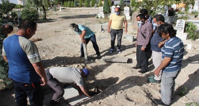 Öldürülen Afgan uyruklu çoban kimsesizler mezarlığına defnedildi