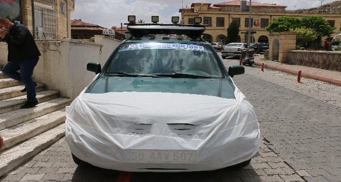 Korona virüse dikkat çekmek için aracına maske yaptırdı