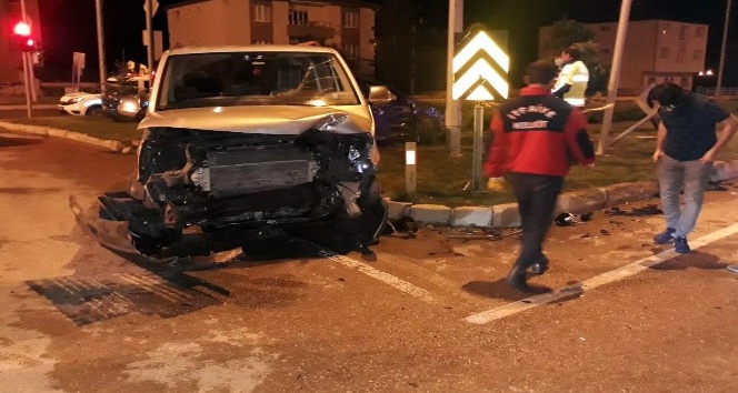 Gümüşhane’de minibüsle otomobil çarpıştı: 11 yaralı