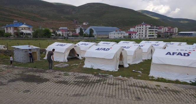 Bingöl Karlıova’da tedbir amaçlı çadırlar kuruldu