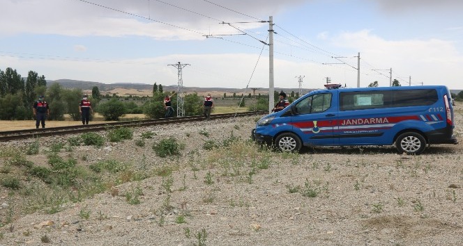 TCDD tren hattından bakır kablo çalan şüpheliler yakalandı