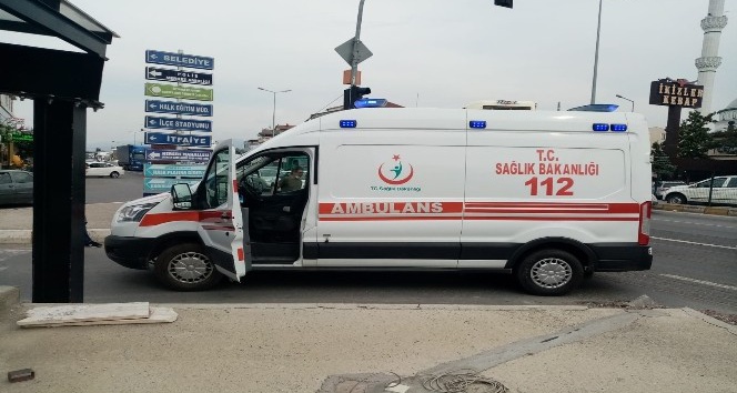 Duramayınca ambulansa çarptı