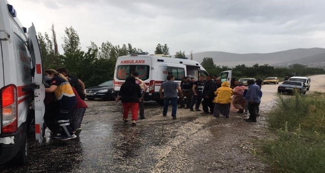 Tarım işçilerini taşıyan minibüs kamyonla çarpıştı: 1 ölü, 7 yaralı