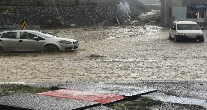 Yozgat’ta sağanak yağış nedeniyle yollar göle döndü