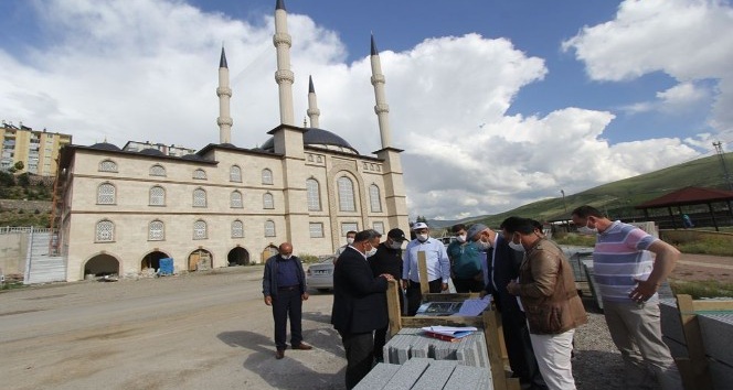 Başkan Pekmezci Gıyasi Şentürk Cami çevresinde incelemelerde bulundu