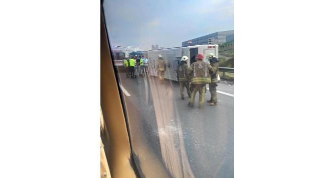 TEM HADIMKÖY GİŞELERİ EDİRNE İSTİKAMETİNDE BİR SERVİS MİNİBÜSÜ DEVRİLDİ. ÇOK SAYIDA YARALI VAR.