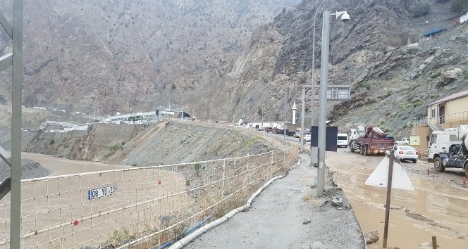 Artvin-Erzurum karayolu yeniden trafiğe açıldı